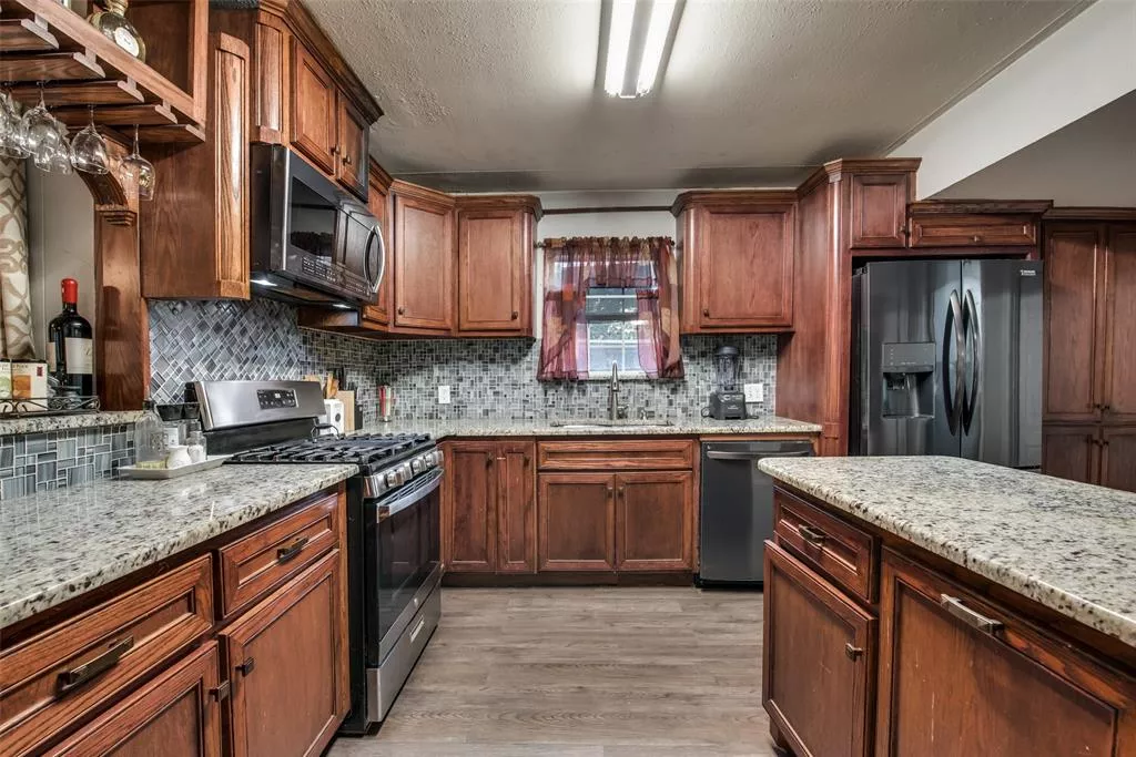 1047 Creekside Drive, Dallas, Texas 75217