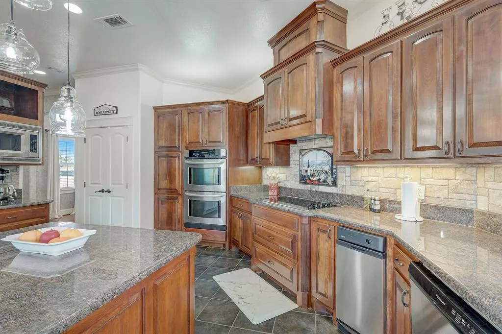 8432 Fullerton Drive, Cleburne, Texas 76033