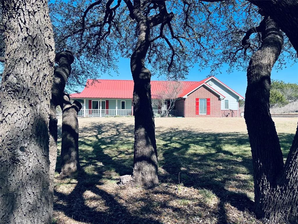 172 Lake Point Road, Comanche, Texas 76442