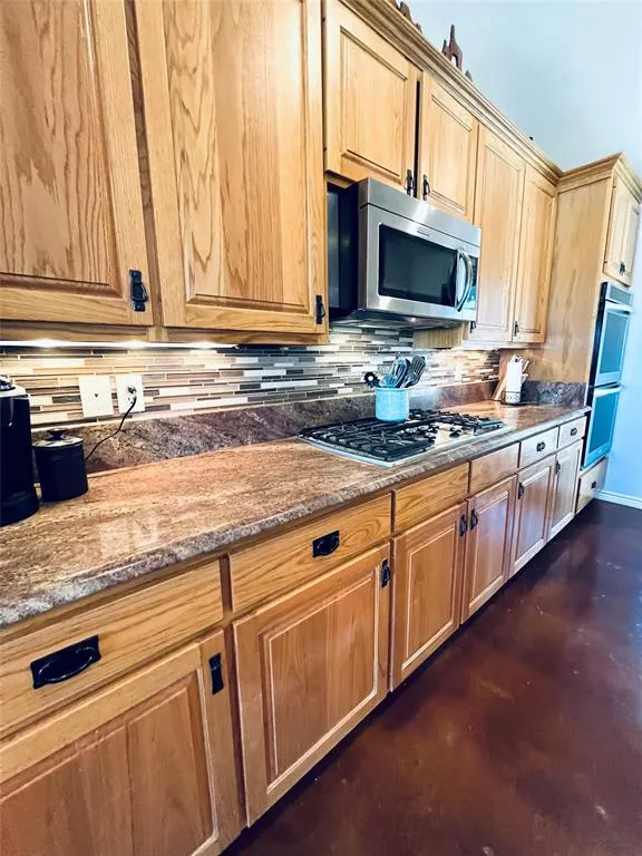 172 Lake Point Road, Comanche, Texas 76442