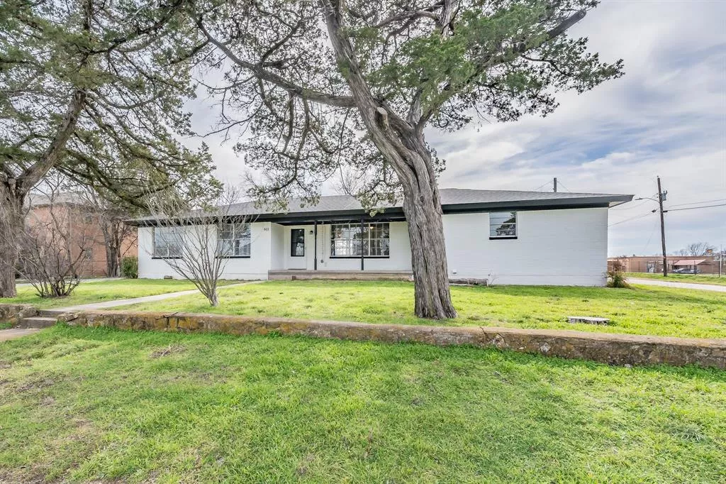 611 W Elm Street, Alvord, Texas 76225