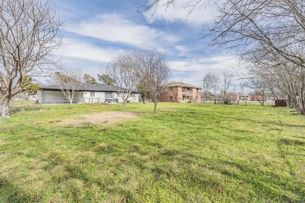 611 W Elm Street, Alvord, Texas 76225