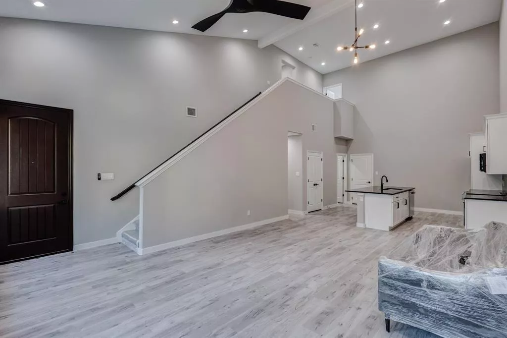 5919 Chimney Wood Circle, Fort Worth, Texas 76112