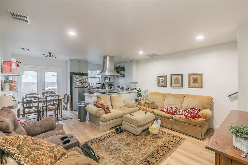 2025 Grainger Street, Fort Worth, Texas 76110