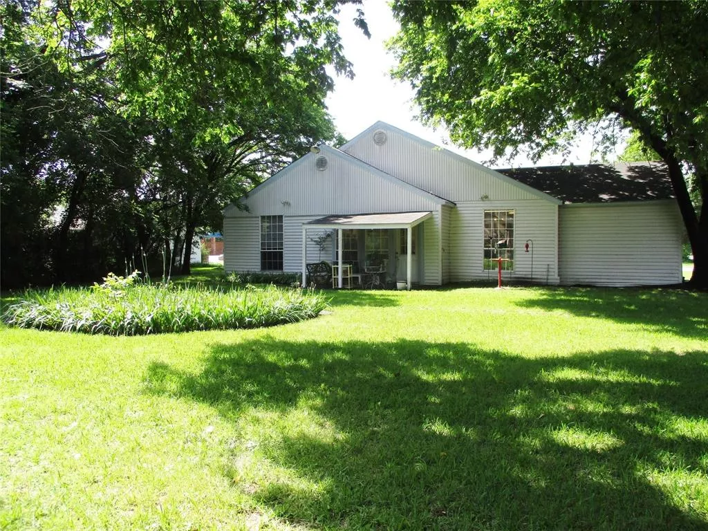 103 E Denison Avenue, Bonham, Texas 75418