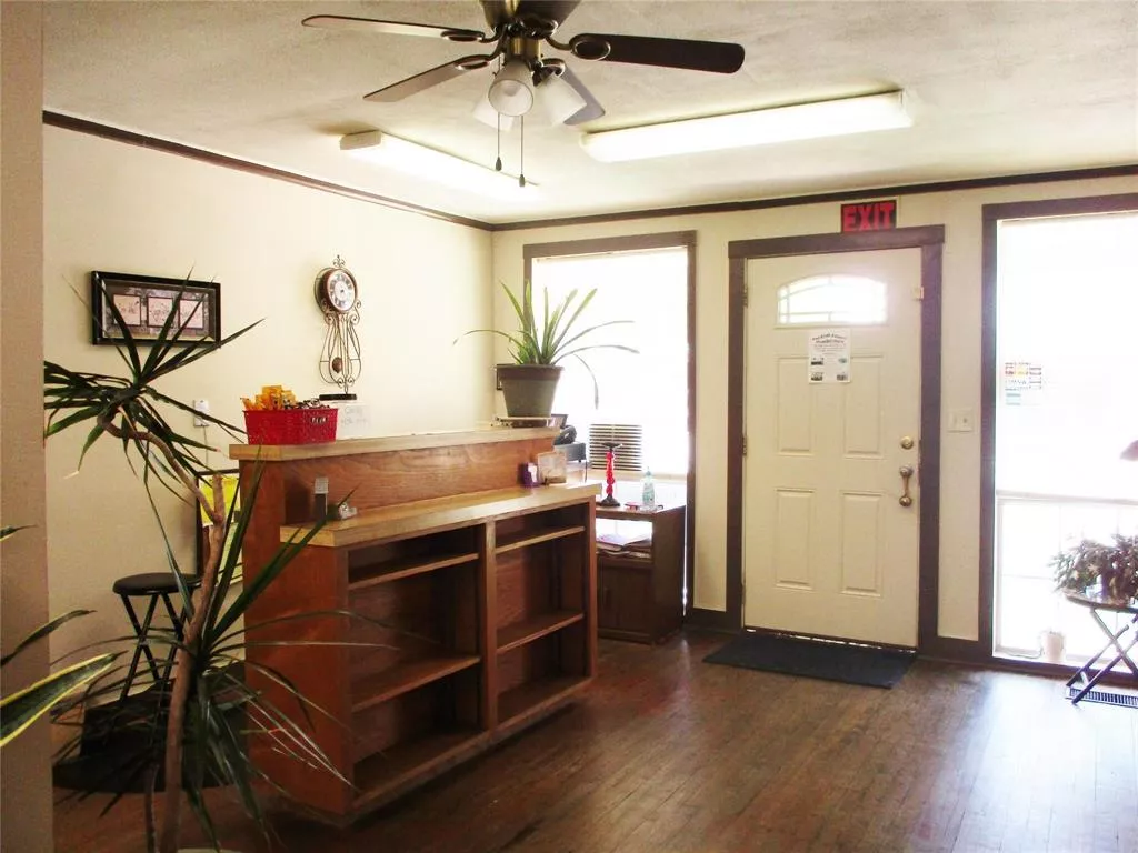 103 E Denison Avenue, Bonham, Texas 75418