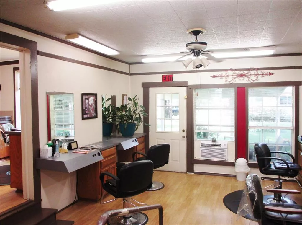 103 E Denison Avenue, Bonham, Texas 75418