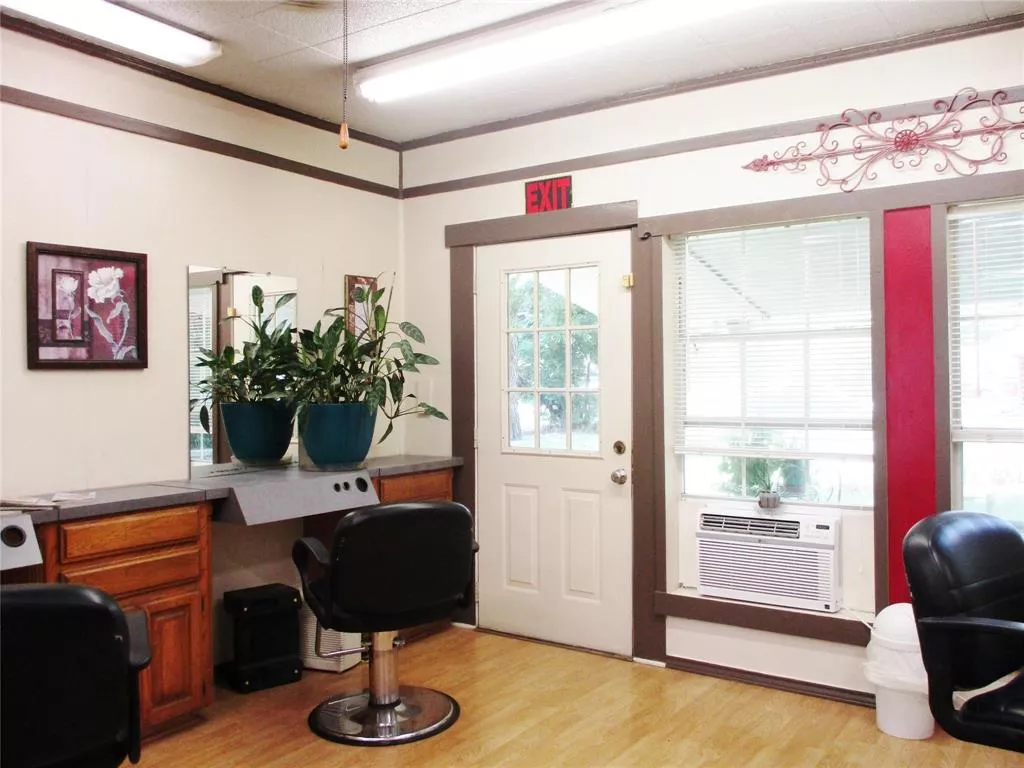 103 E Denison Avenue, Bonham, Texas 75418