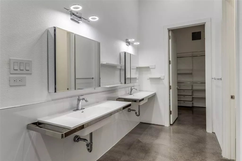 30 Vanguard Way, Dallas, Texas 75243