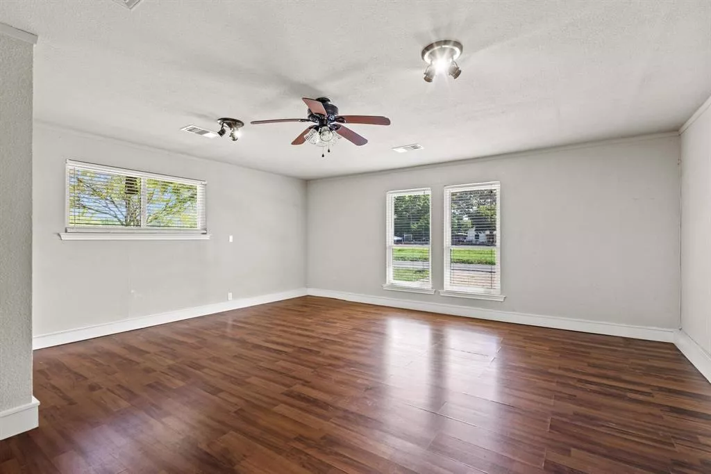 878 N Main Drive, Van Alstyne, Texas 75495