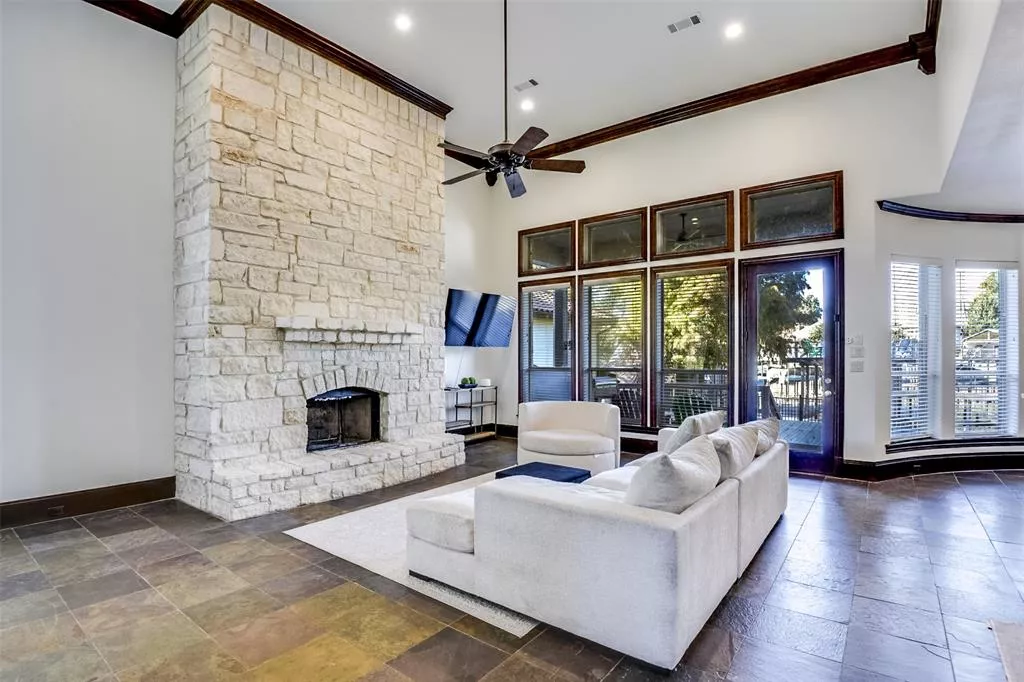 216 Hide A Way Drive, Mabank, Texas 75156