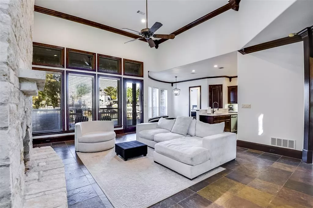 216 Hide A Way Drive, Mabank, Texas 75156