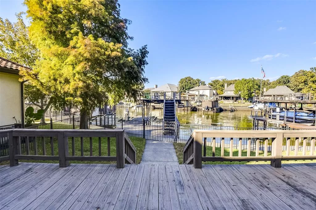 216 Hide A Way Drive, Mabank, Texas 75156