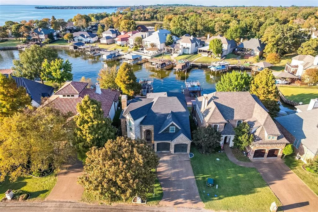 216 Hide A Way Drive, Mabank, Texas 75156