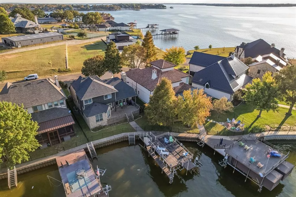 216 Hide A Way Drive, Mabank, Texas 75156