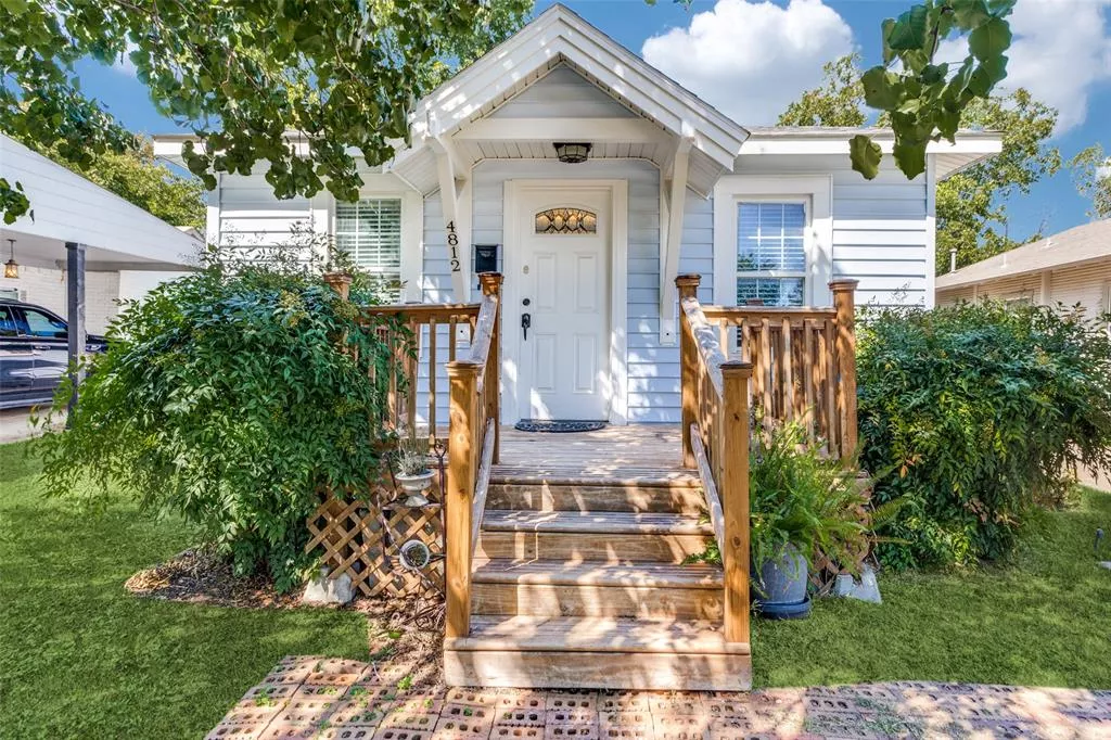 4812 Calmont Avenue, Fort Worth, Texas 76107