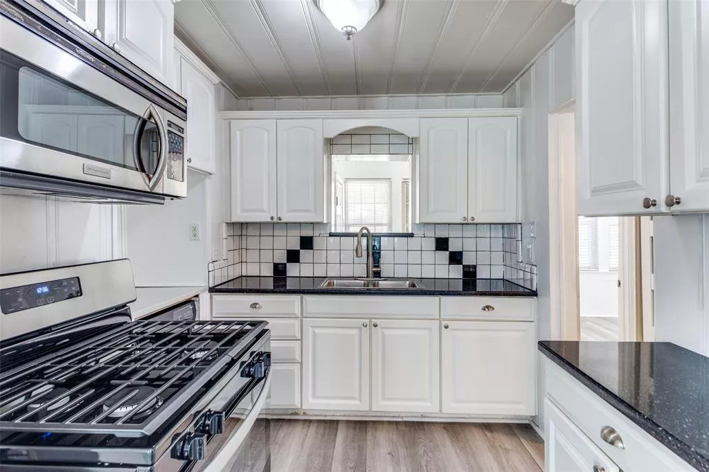 4812 Calmont Avenue, Fort Worth, Texas 76107