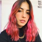 a de cabelo rosa