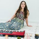 MIKAELA KAHN | Wedding Singer