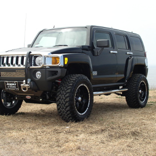 2006 Hummer H3 with ARIES 3-inch round side bars