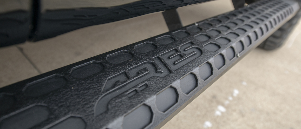 ARIES AdvantEDGE™ running boards black aluminum treads