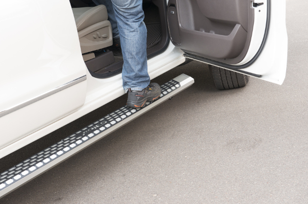 ARIES AdvantEDGE™ truck steps step up