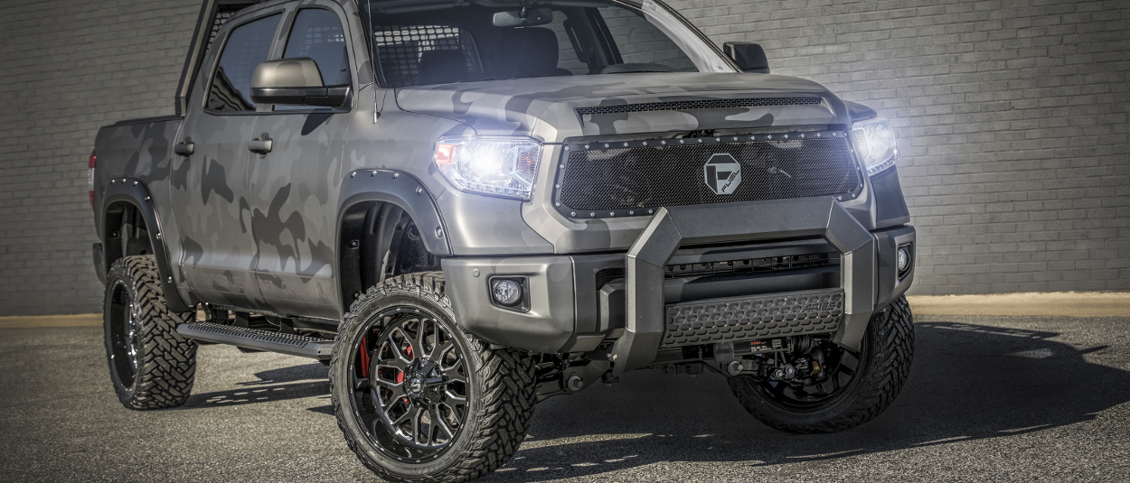 Custom 2017 Toyota Tundra with ARIES AdvantEDGE™ running boards and accessories