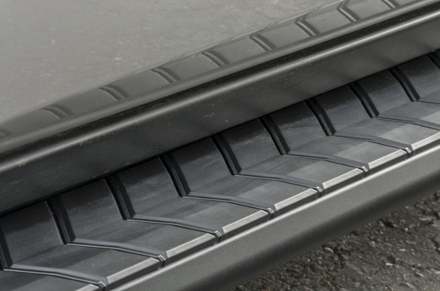 ARIES AeroTread® SUV running boards non-skid treads ARIES AeroTread® SUV running boards non-skid treads