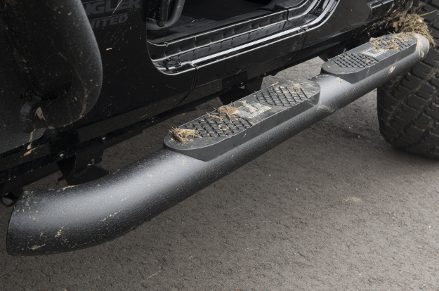 ARIES Big Step™ 4-inch round side bars on Jeep Wrangler