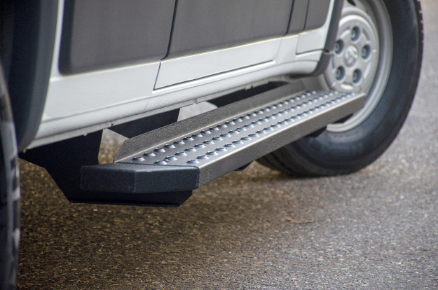 ARIES RidgeStep® black running boards angular design