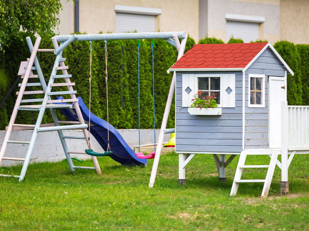 Jardin-avec-espace-de-jeux-pour-enfants