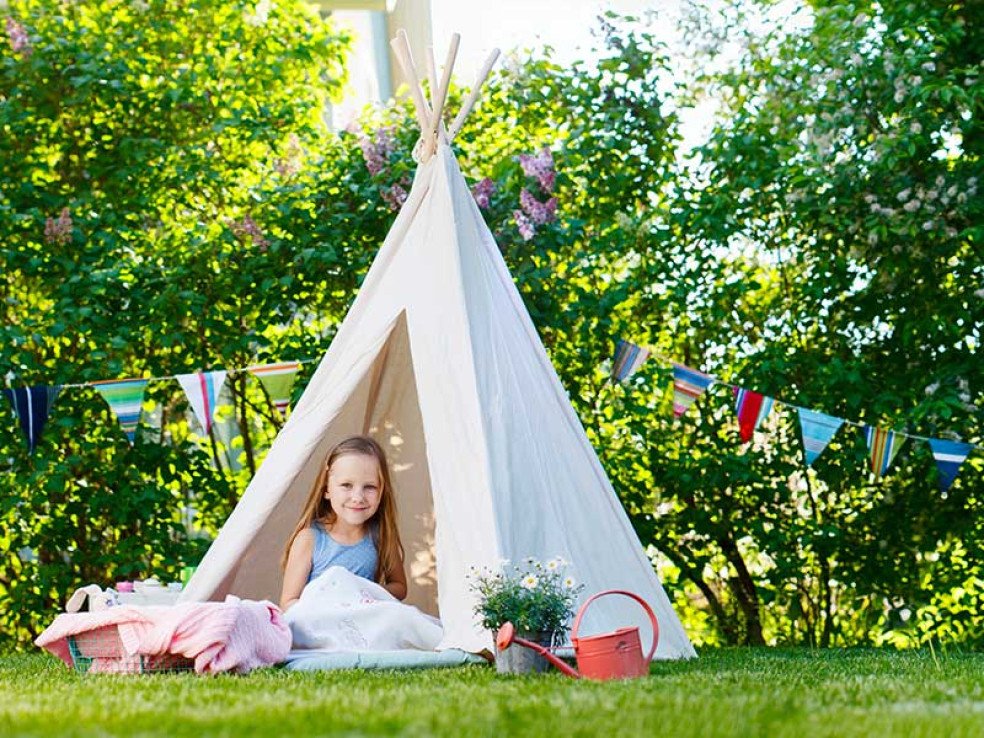 Tente-pour-enfants-dans-un-jardin