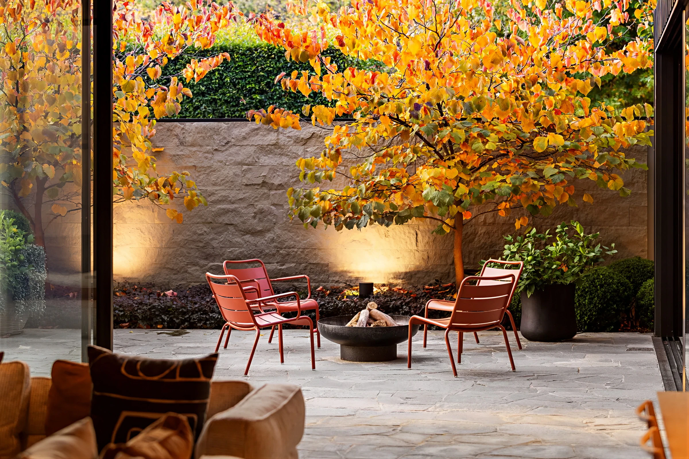 Contemporary outdoor courtyard with a fire pit