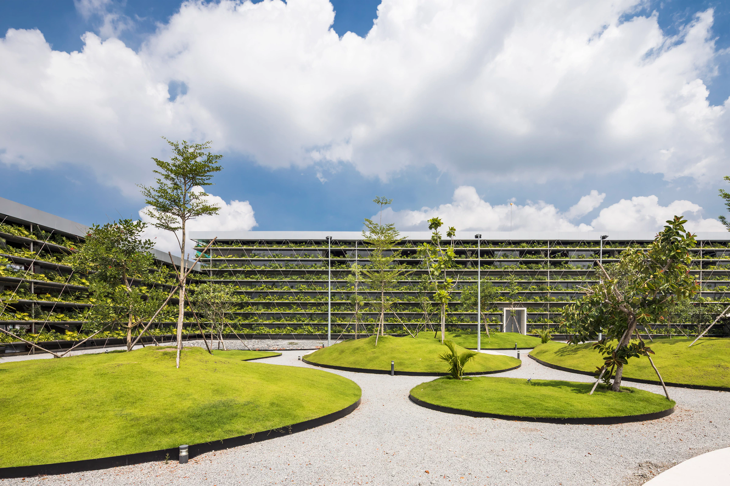 Planted factory courtyard and cable façade at Jakob Factory