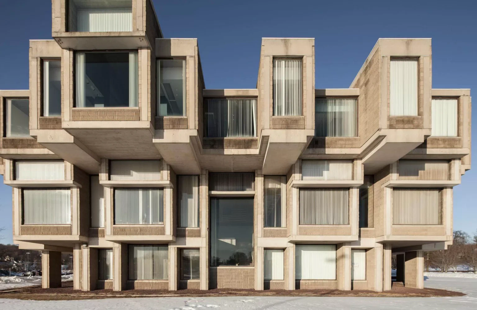 Brutalist Orange County Offices – Gohsen, USA