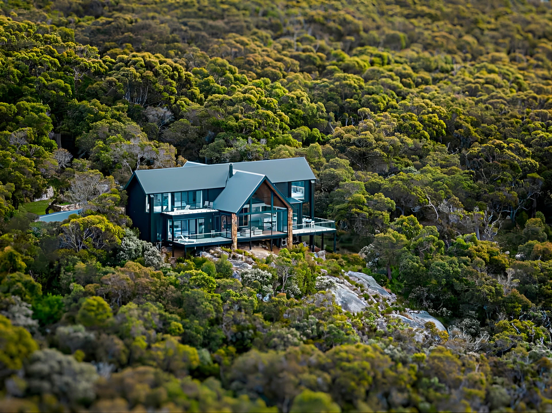 Latitude 35º5 home surrounded by dense bushlands