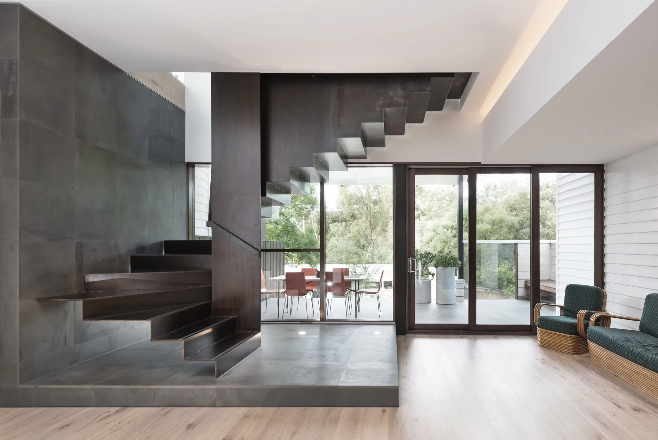 The sculpted staircase as a visual anchor of the residence