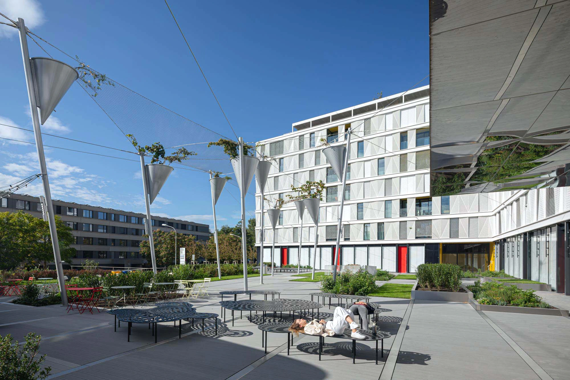 Emil North courtyard plaza, apartment façade and planted cable canopy
