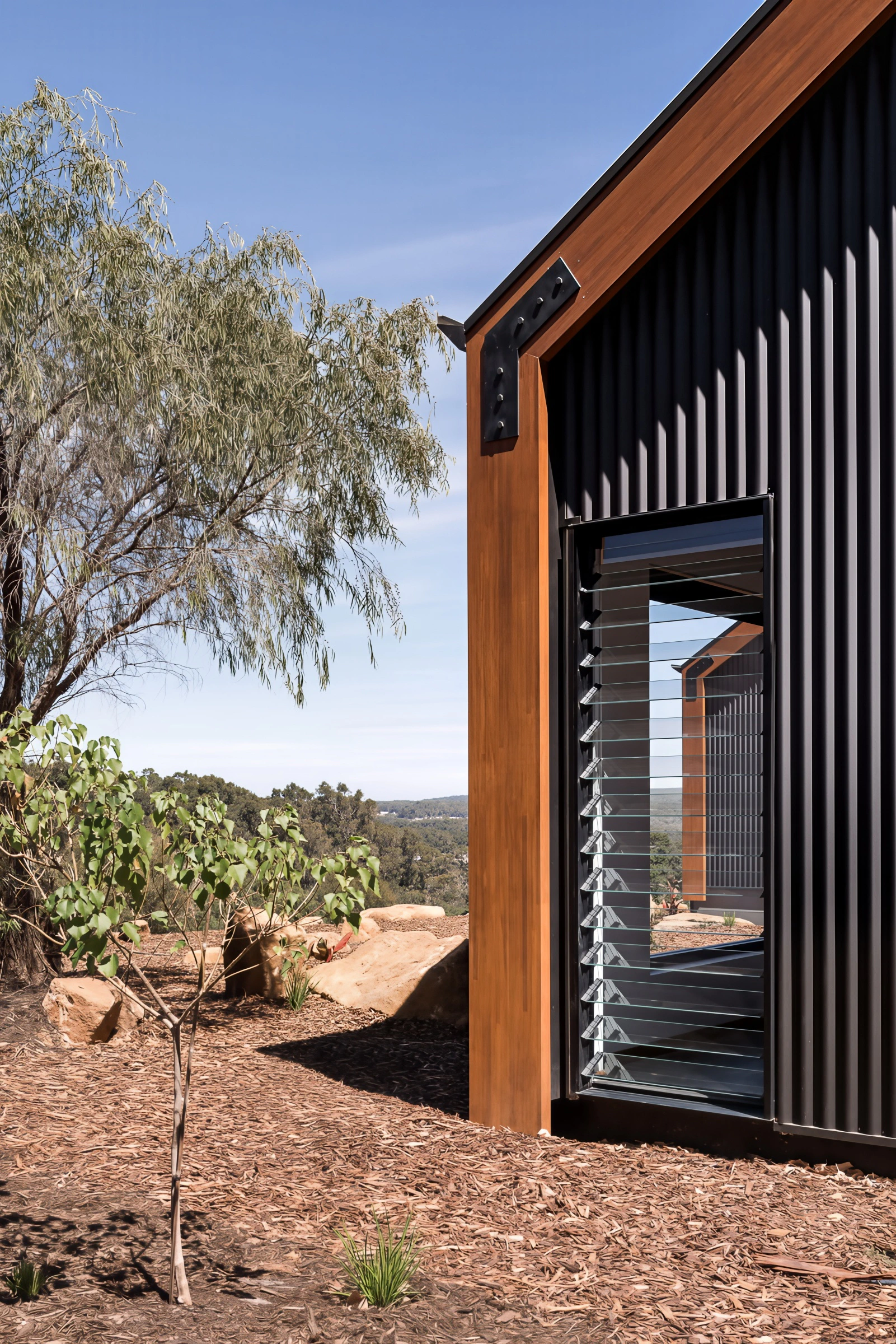 Louvred openings harness breeze and enable cross-ventilation