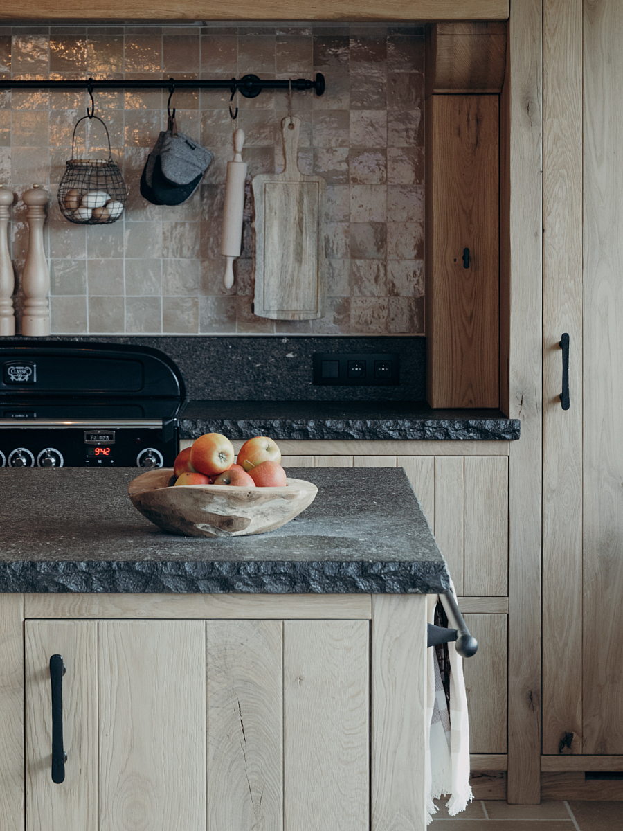 eiken keuken met blauwsteen werkblad