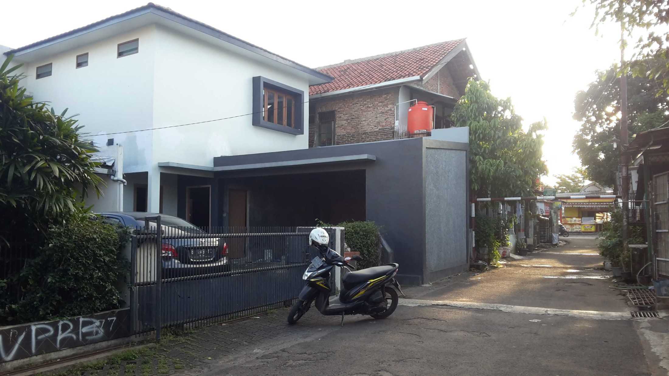 Archimedes Design & Build Refinish Facade Rumah Pojok Pd. Ranji, Kec. Ciputat Tim., Kota Tangerang Selatan, Banten, Indonesia Pd. Ranji, Kec. Ciputat Tim., Kota Tangerang Selatan, Banten, Indonesia Foto Tampak Eksisting Rumah Tropical 113773