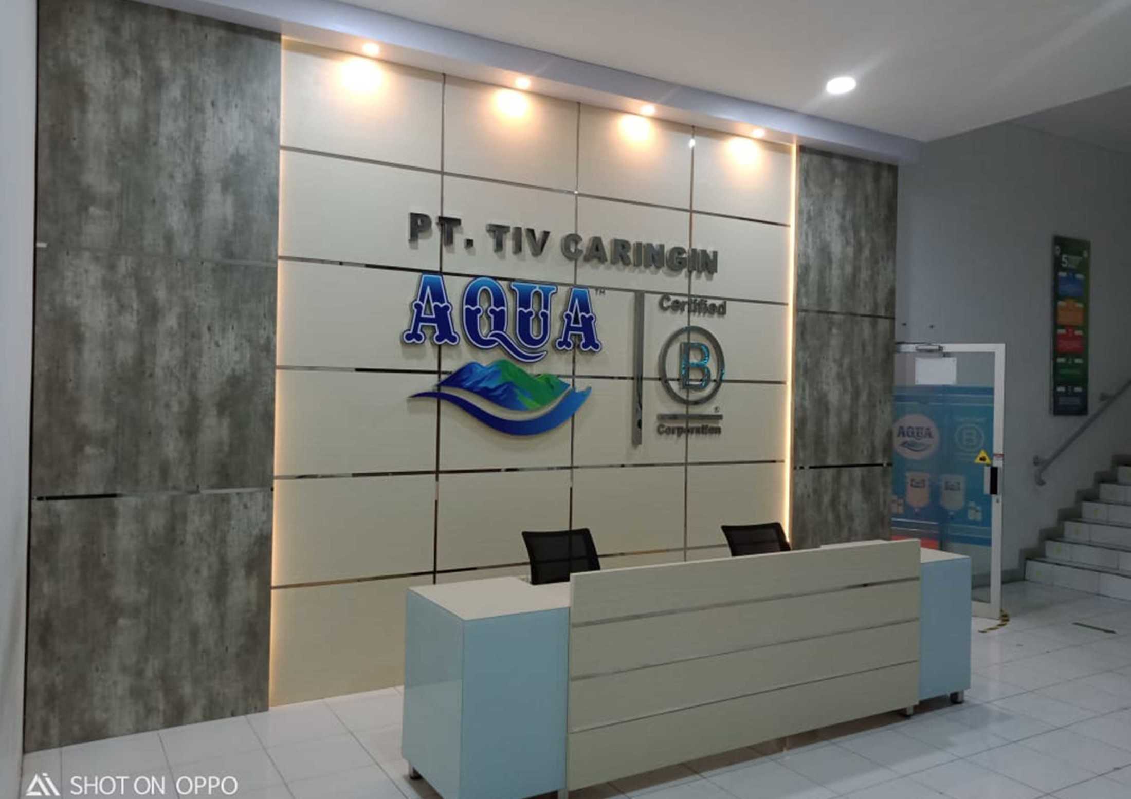 Foto inspirasi ide desain lobby kontemporer Muhamad-irvan-sukandar-custom-backdrop-lobby-kantor-aqua oleh Muhamad Irvan Sukandar di Arsitag