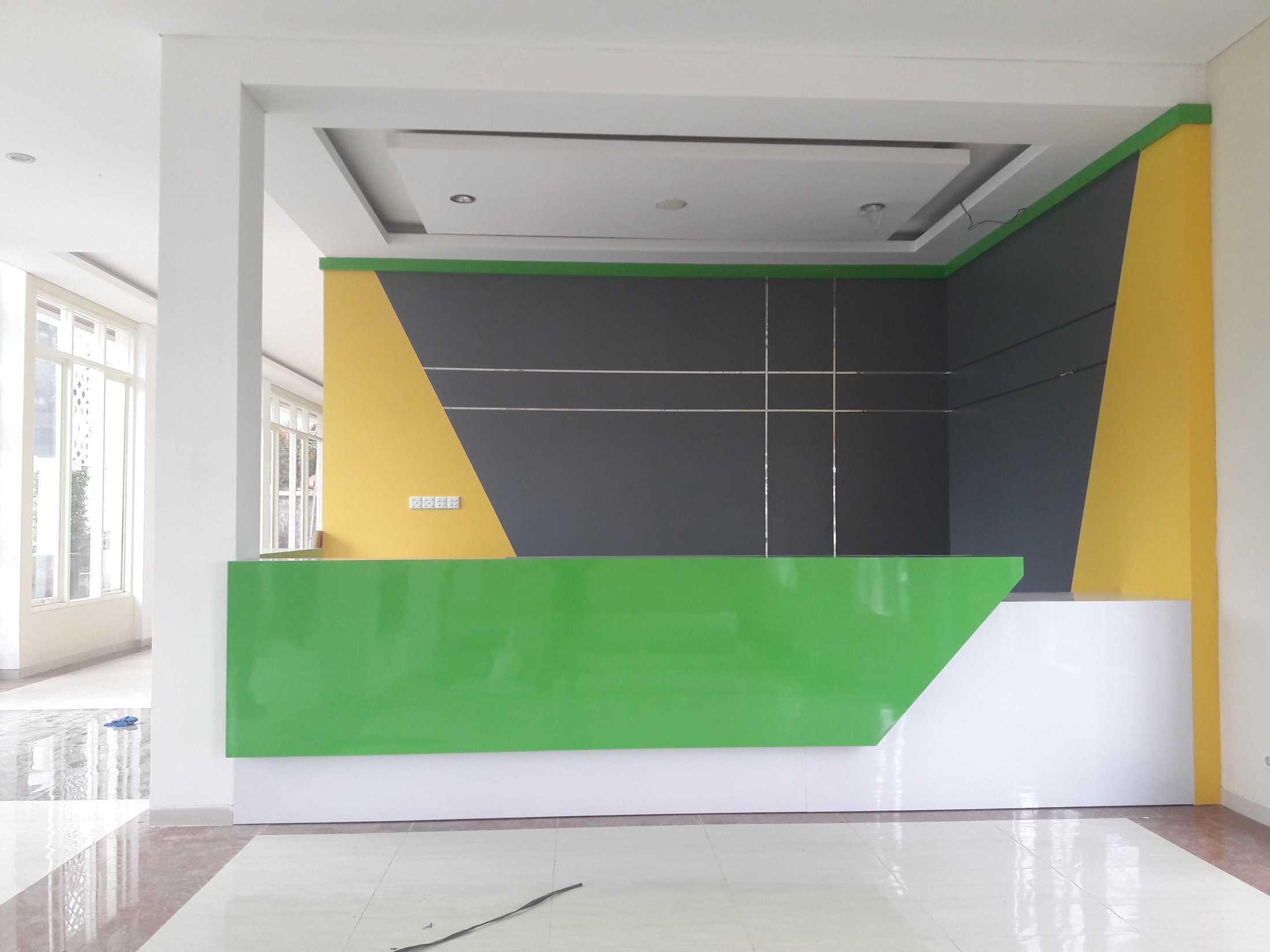 Foto inspirasi ide desain lobby modern Metom-design-lobby-kantor-tamu-iibs-al-izzah oleh Metom Design di Arsitag