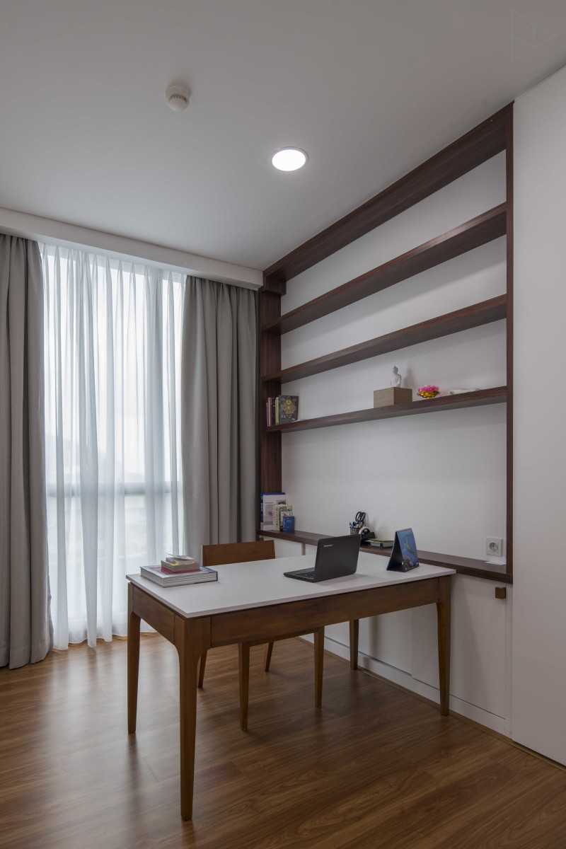 Foto inspirasi ide desain perpustakaan farmhouse Study room oleh TIES Design & Build di Arsitag