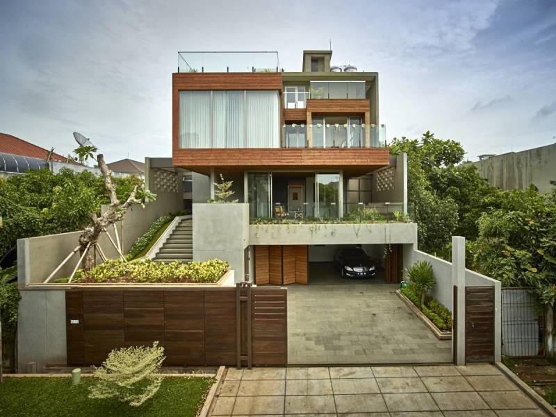 Foto inspirasi ide desain Front view - open gate oleh RAW Architecture di Arsitag