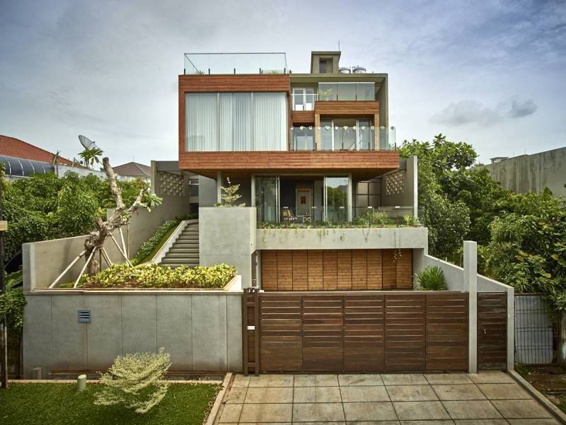 Raw Architecture Kembang Murni House West Jakarta, Indonesia West Jakarta, Indonesia Front View - Open Gate  1585