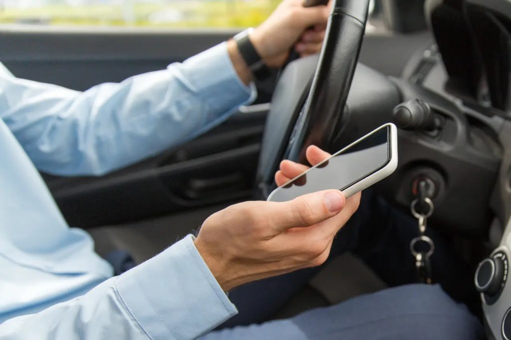 Using cellphone while driving punishable by 116 euro fine