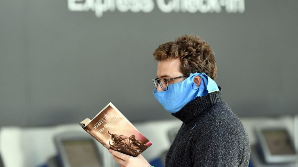 Ombudsman urges PM to make face masks mandatory in airports