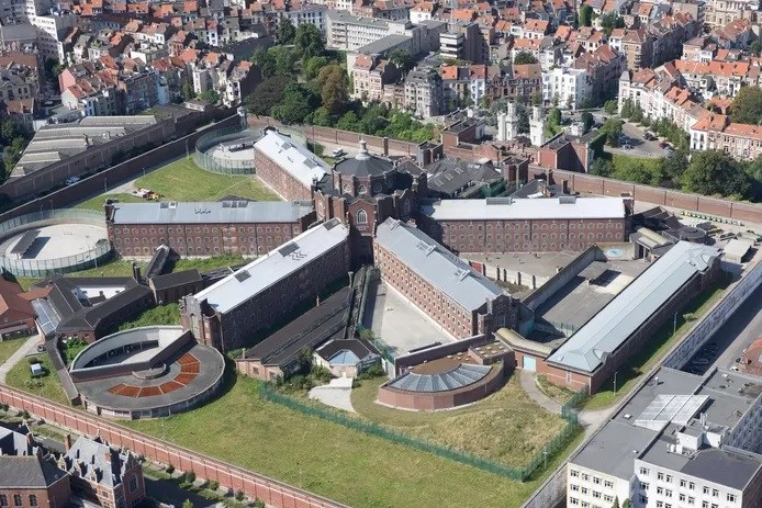 Hijacked helicopter overflies Brussels prisons