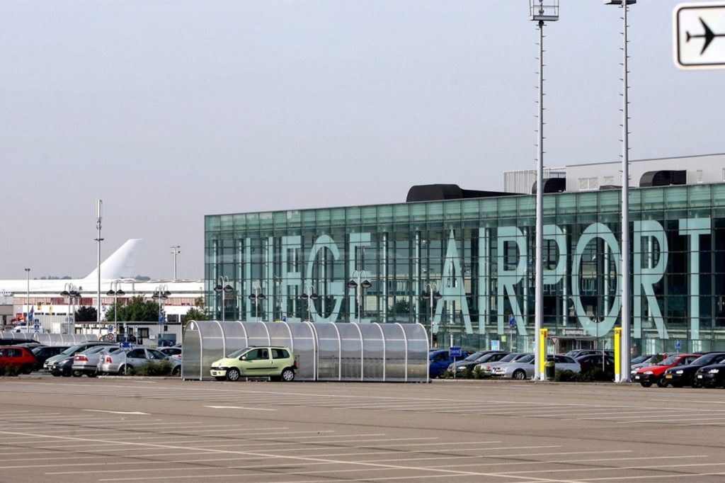 Plane lands in Liège after losing bits of its engine in explosion